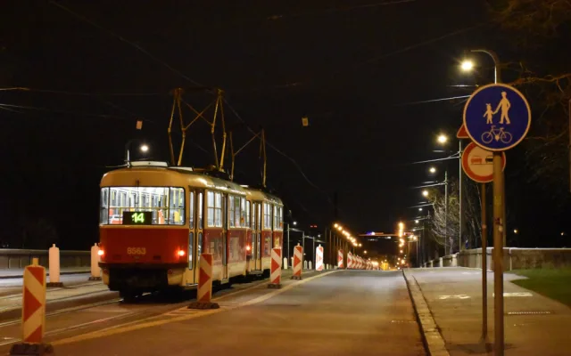 FOTO: Libeňský most čeká zatěžkávací zkouška. Přečtěte si informace o omezení dopravy