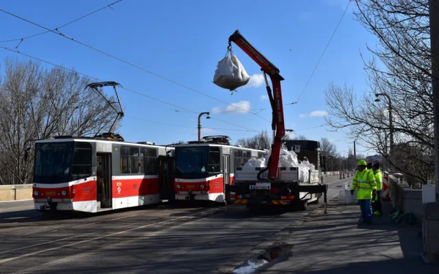 FOTO: Libeňský most čeká zatěžkávací zkouška. Přečtěte si informace o omezení dopravy