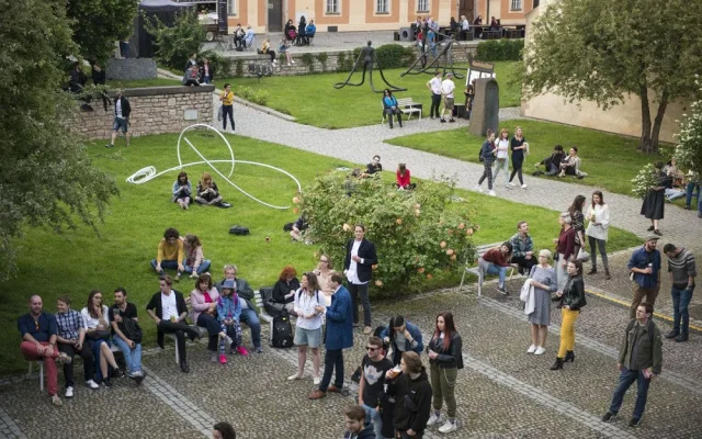 FOTO: Jóga, akrobatická vystoupení, letní kino. Anežka LIVE baví Pražany