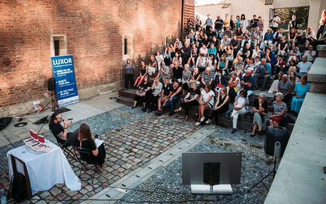 FOTO: Jóga, akrobatická vystoupení, letní kino. Anežka LIVE baví Pražany