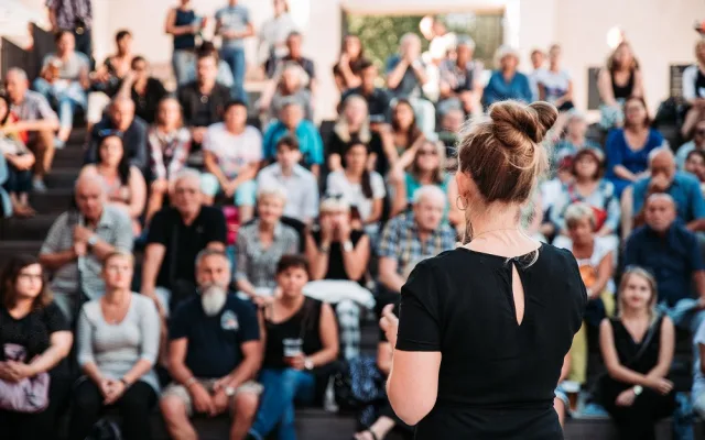 FOTO: Jóga, akrobatická vystoupení, letní kino. Anežka LIVE baví Pražany