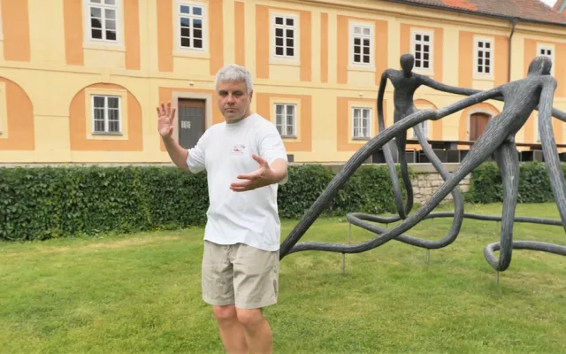 FOTO: Jóga, akrobatická vystoupení, letní kino. Anežka LIVE baví Pražany