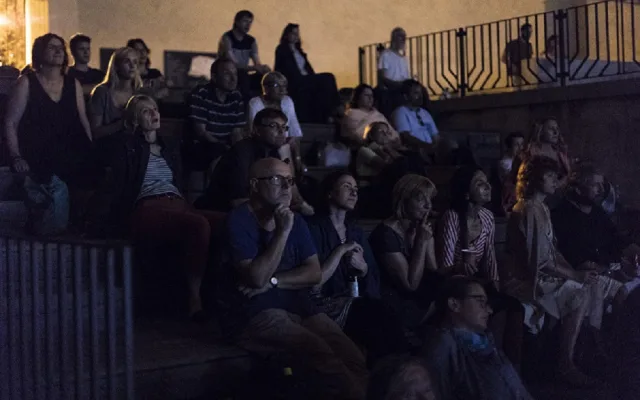 FOTO: Jóga, akrobatická vystoupení, letní kino. Anežka LIVE baví Pražany