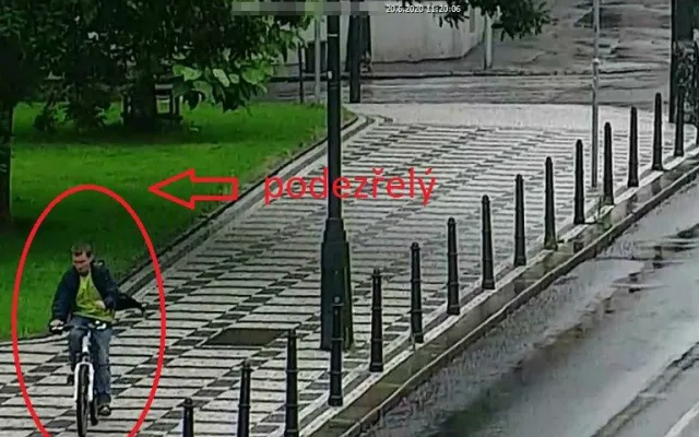 FOTO: Zloděje při projížďce Prahou zachytilo několik kamer. Poznáváte ho?