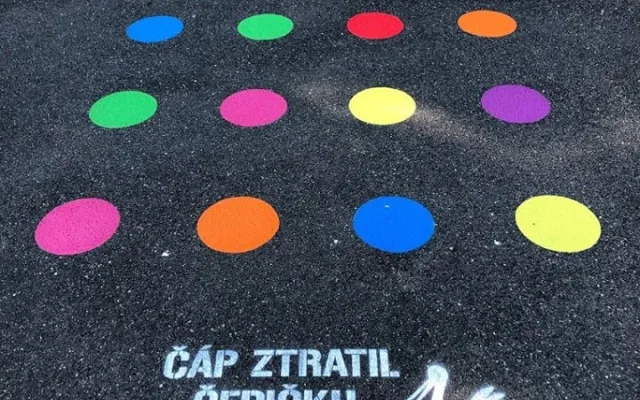 FOTO: Nové hry na chodnících v Praze 14 zabaví děti i dospělé. Podívejte se, jak vypadají