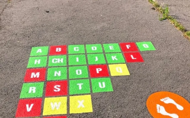 FOTO: Nové hry na chodnících v Praze 14 zabaví děti i dospělé. Podívejte se, jak vypadají
