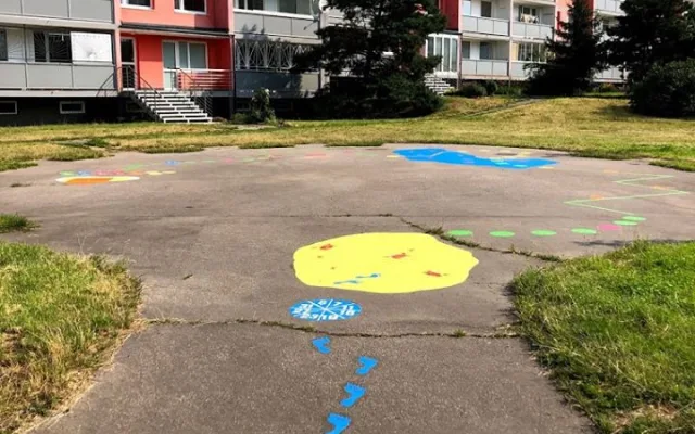 FOTO: Nové hry na chodnících v Praze 14 zabaví děti i dospělé. Podívejte se, jak vypadají