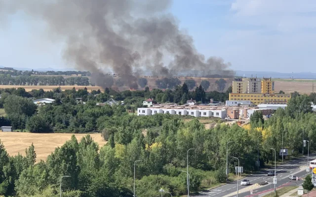 Hasiči likvidovali na okraji Prahy požár pole, jeden člověk byl zraněn