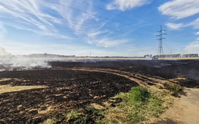 Hasiči likvidovali na okraji Prahy požár pole, jeden člověk byl zraněn