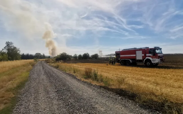 Hasiči likvidovali na okraji Prahy požár pole, jeden člověk byl zraněn