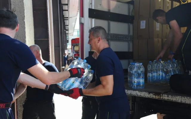 FOTO, VIDEO: Pražští hasiči dorazili do Bejrútu. Pomohou obyvatelům zničeného města