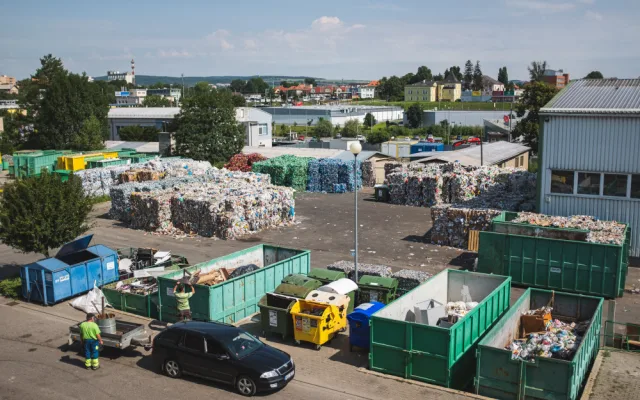 S barevným kontejnerem to teprve začíná. Jak vypadá cesta tříděného odpadu?