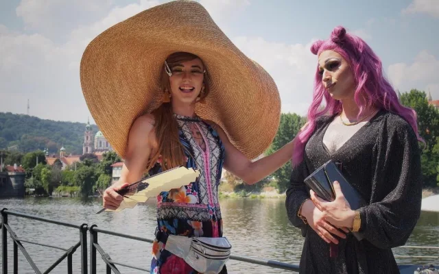 Lodě a piknik. Prahou proplula duhová plavba.