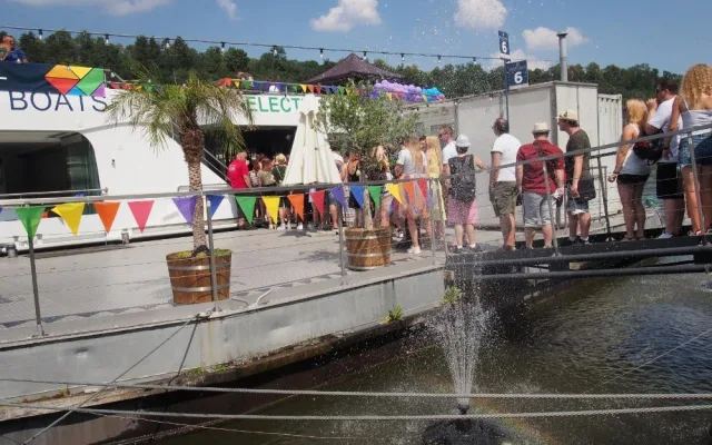 Lodě a piknik. Prahou proplula duhová plavba.