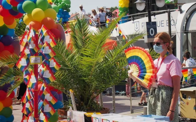 Lodě a piknik. Prahou proplula duhová plavba.
