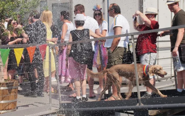 Lodě a piknik. Prahou proplula duhová plavba.