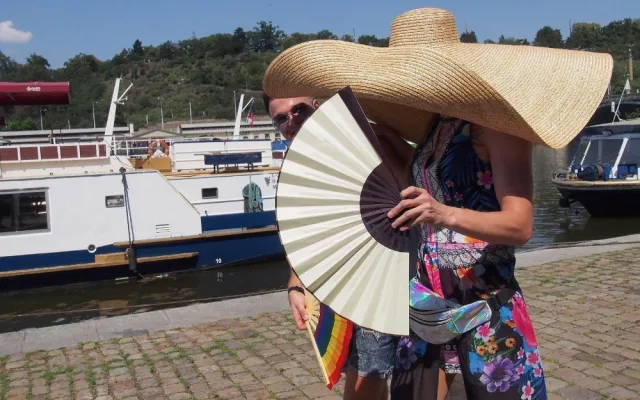 Lodě a piknik. Prahou proplula duhová plavba.