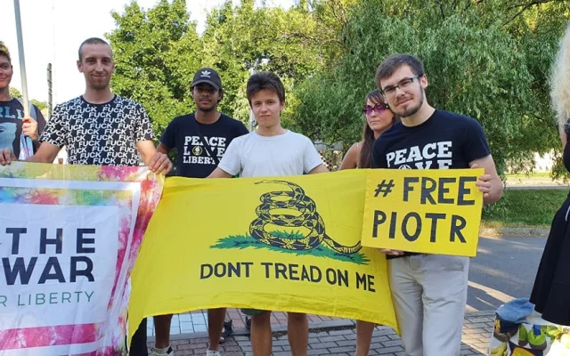 Hlasování provázel poklidný protest odpůrců prezidenta Alexandra Lukašenka, kteří naproti ambasádě vyvěsili transparent odsuzující možné falšování výsledků. Situaci před velvyslanectvím sledovala policie, žádné konflikty ale nenastaly.