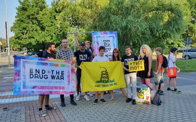 Hlasování provázel poklidný protest odpůrců prezidenta Alexandra Lukašenka, kteří naproti ambasádě vyvěsili transparent odsuzující možné falšování výsledků. Situaci před velvyslanectvím sledovala policie, žádné konflikty ale nenastaly.