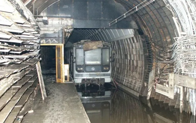 Chaos, miliardové škody i utopené soupravy. Takhle před osmnácti lety vypadalo pražské metro.