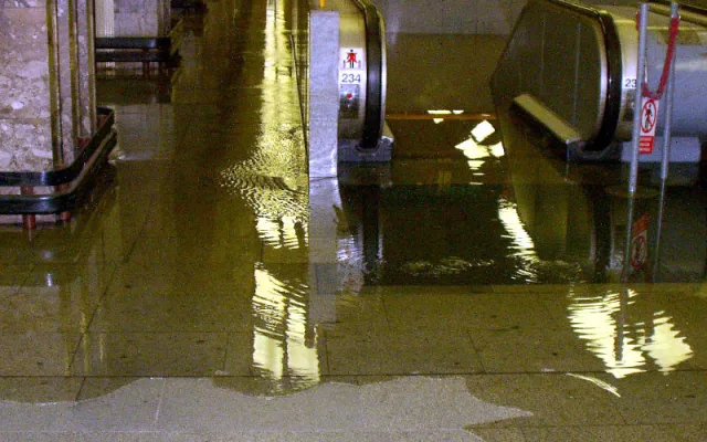 Chaos, miliardové škody i utopené soupravy. Takhle před osmnácti lety vypadalo pražské metro.