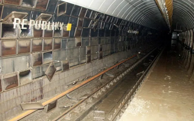 Chaos, miliardové škody i utopené soupravy. Takhle před osmnácti lety vypadalo pražské metro.