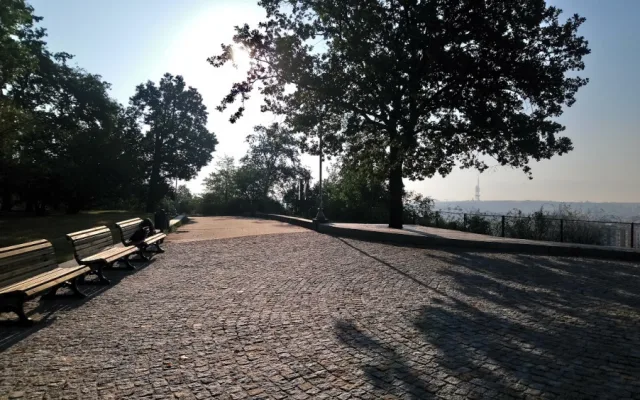 Blátivý svah je minulostí. Vyhlídka na Letné prošla rekonstrukcí.