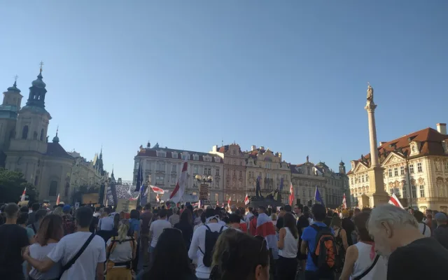 FOTO, VIDEO: Podívejte se na záběry ze setkání na podporu demonstrantů v Bělorusku