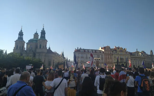 FOTO, VIDEO: Podívejte se na záběry ze setkání na podporu demonstrantů v Bělorusku