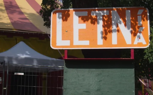 Vzdušní akrobaté zahájili festival nového cirkusu na Letné.