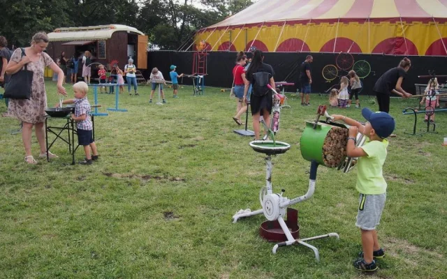 Vzdušní akrobaté zahájili festival nového cirkusu na Letné.