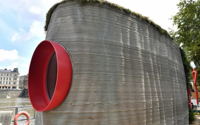 FOTO: První dům vytisknutý na 3D tiskárně zakotvil u Střeleckého ostrova. Podívejte se, jak vypadá