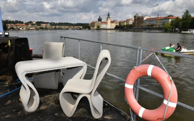 FOTO: První dům vytisknutý na 3D tiskárně zakotvil u Střeleckého ostrova. Podívejte se, jak vypadá
