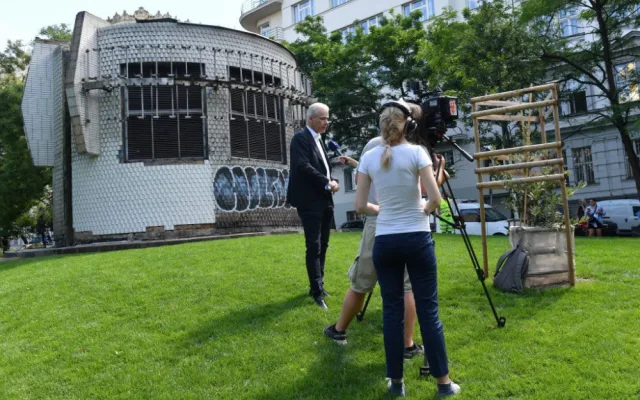 FOTO: Práce v Čelakovského sadech pokračují. Chystá se instalace kamerového systému