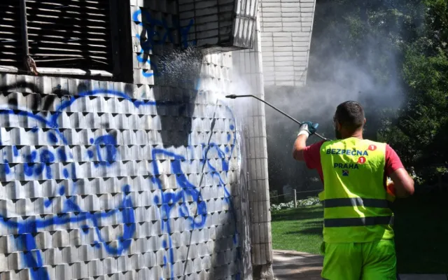 FOTO: Práce v Čelakovského sadech pokračují. Chystá se instalace kamerového systému