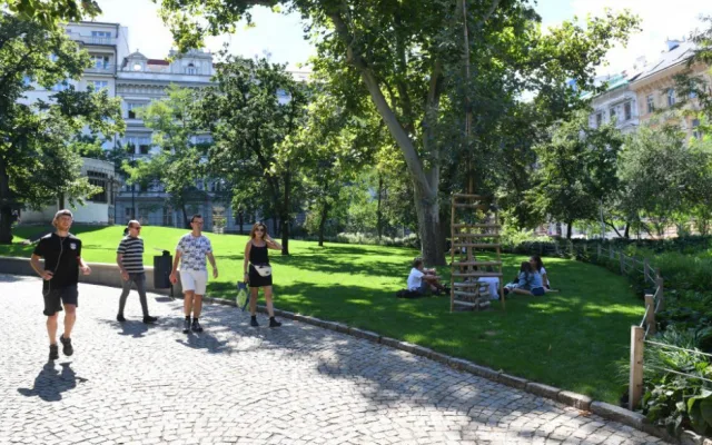 FOTO: Práce v Čelakovského sadech pokračují. Chystá se instalace kamerového systému