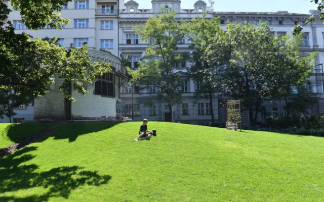 FOTO: Práce v Čelakovského sadech pokračují. Chystá se instalace kamerového systému