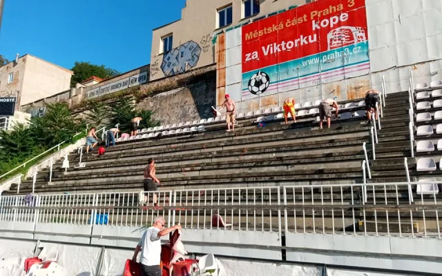 FOTO: Fanoušci Viktorky Žižkov pomáhali na stadionu s demontáží sedaček