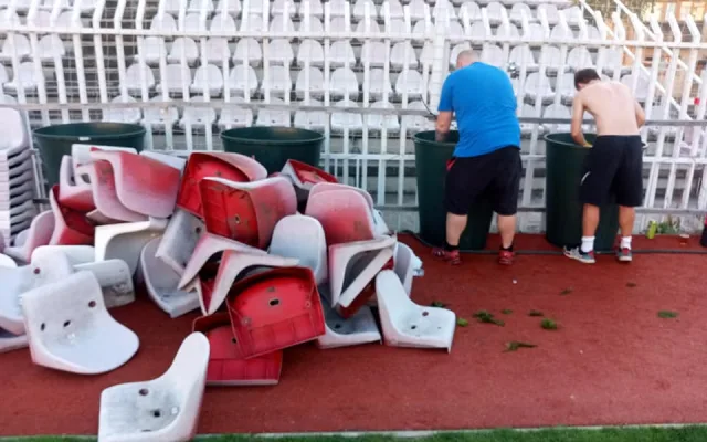 FOTO: Fanoušci Viktorky Žižkov pomáhali na stadionu s demontáží sedaček