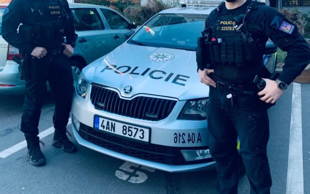 FOTO: Pražští policisté zachránili život dělníkovi. Ten jim přišel osobně poděkovat