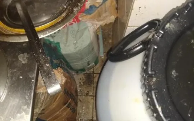 FOTO: Nepořádek i sekačka v kuchyni. Inspekce uzavřela další restauraci