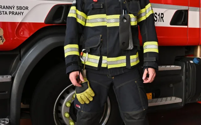 FOTO: Pražští hasiči mají nové zásahové komplety. Stály čtvrt milionu korun
