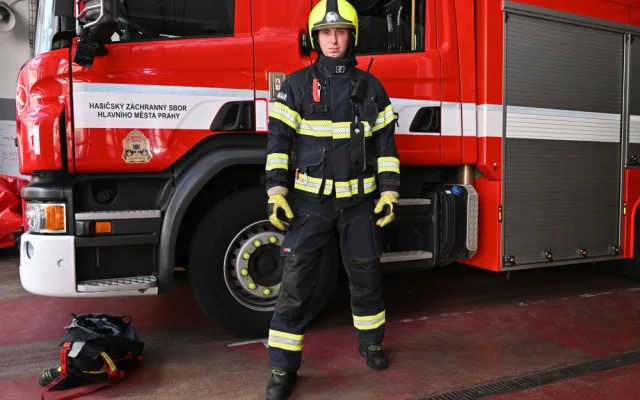 FOTO: Pražští hasiči mají nové zásahové komplety. Stály čtvrt milionu korun