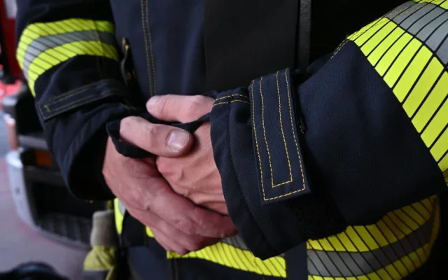 FOTO: Pražští hasiči mají nové zásahové komplety. Stály čtvrt milionu korun