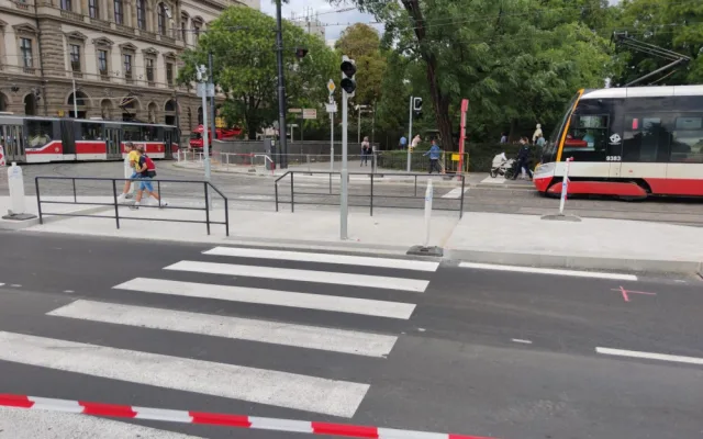 FOTO: Na Karlově náměstí skončila první etapa plánovaných opravy silnic a chodníků