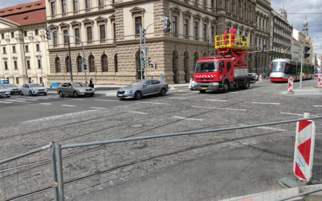 FOTO: Na Karlově náměstí skončila první etapa plánovaných opravy silnic a chodníků