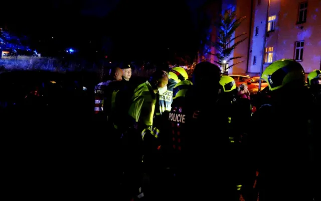 FOTO, VIDEO: Při požáru v Praze 4 dnes večer zemřel starší muž