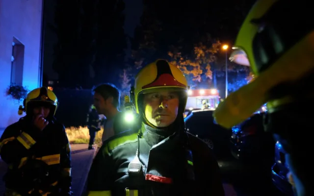 FOTO, VIDEO: Při požáru v Praze 4 dnes večer zemřel starší muž