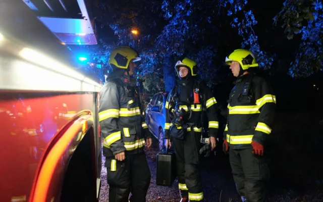 FOTO, VIDEO: Při požáru v Praze 4 dnes večer zemřel starší muž