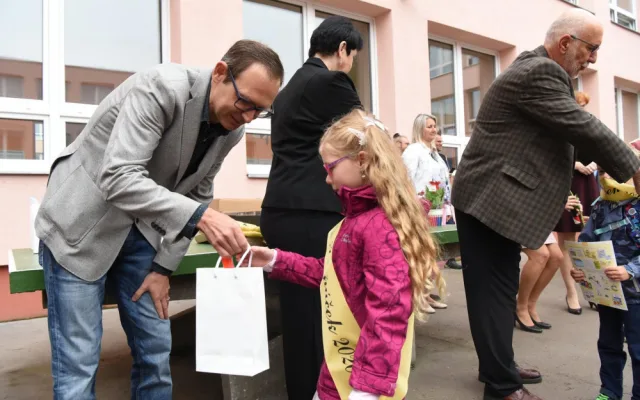 FOTO: Přes tisíc prvňáčků včera usedlo do lavic v 15 školách v Praze 8